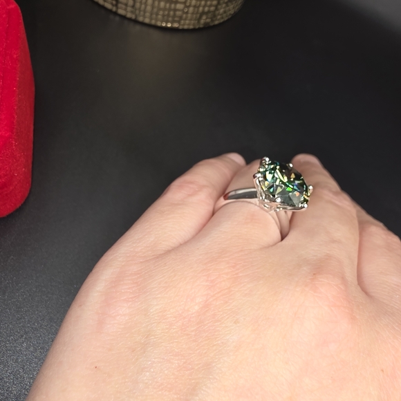 10 Carat Green Moissanite Diamond. 925 Sterling Silver Ring. Platinum Plated. - Picture 8 of 13